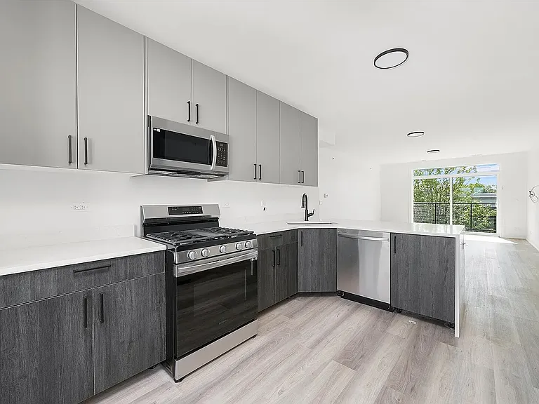 2030 Greenwood St — Photo 2