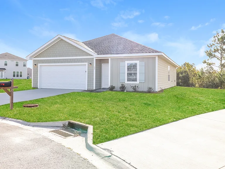 77 Laura Ct — Photo 2