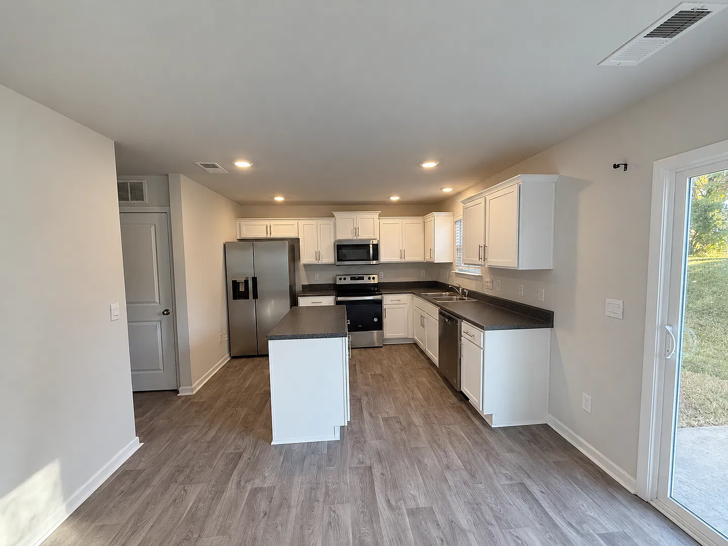 Spacious 4-Bedroom Home with Office and Loft in Brightwood Farm — Photo 3