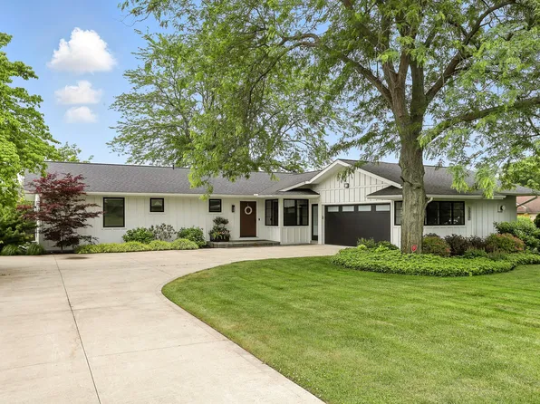 3013 Newport Dr, Fennville, MI 49408