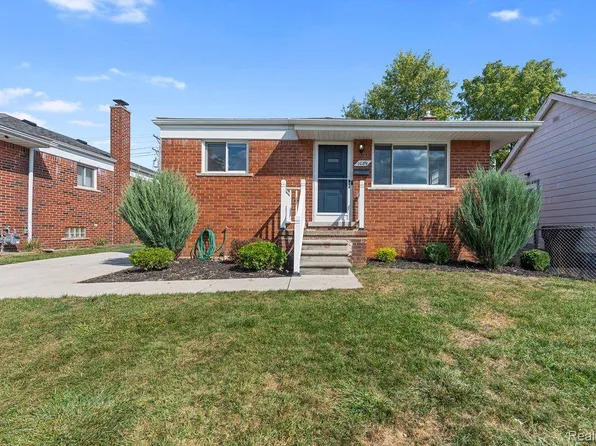 1089 6th St, Wyandotte, MI 48192