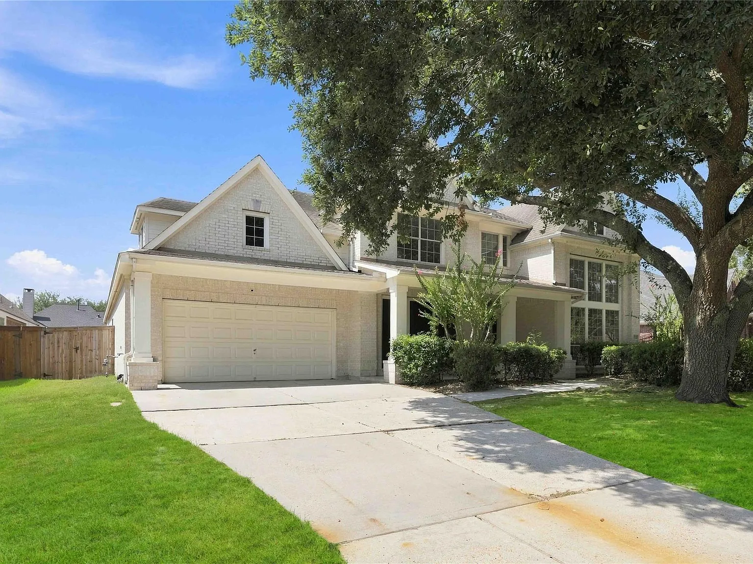 5 bed, 4.0 bath, 4016 sqft, $3,700 — Photo 2