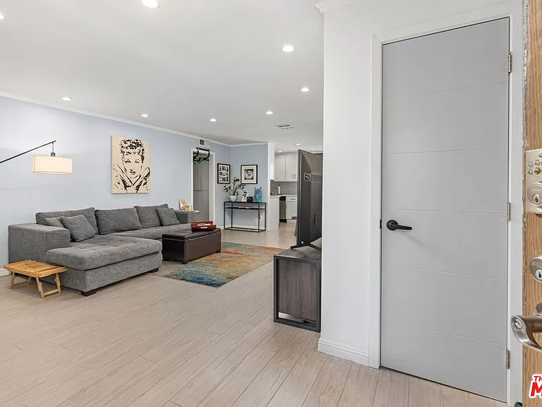 12801 Moorpark St #206 — Photo 3