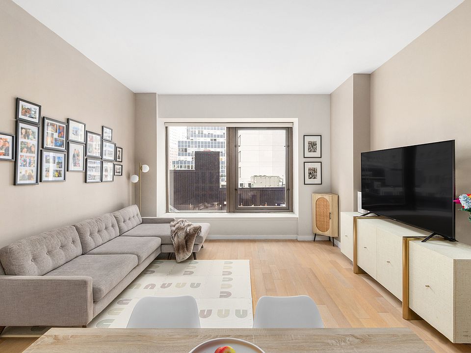 1st image of 75 Wall St APT 19N