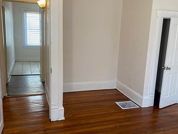 5th image of 1020 Jamison Ave NE #1