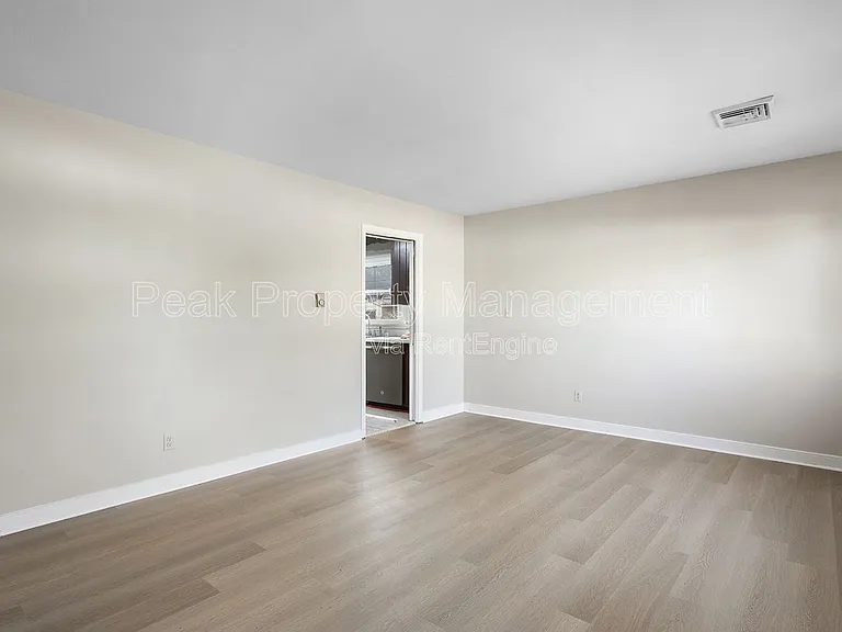 11 N Fern Ave — Photo 6