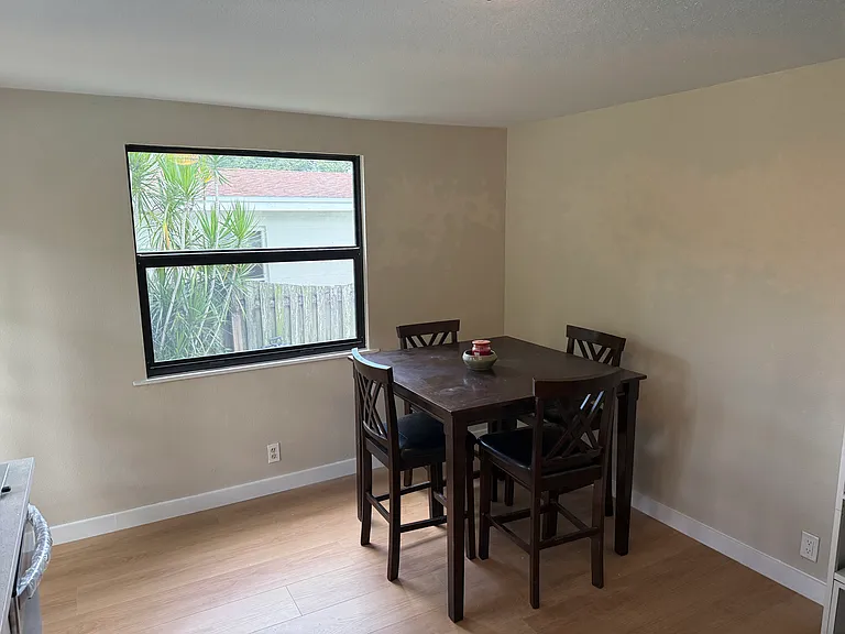 985 Cedarwood Ave — Photo 4