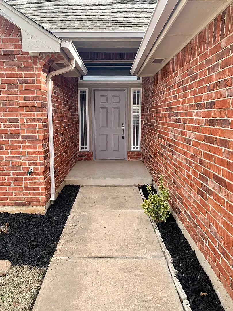 4 Bedroom, 2 Bath in Drakestone Addition of Yukon — Photo 2