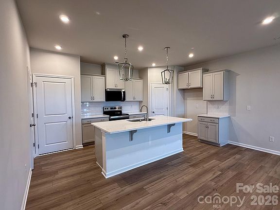 4th image of 2648 Selbourne Dr