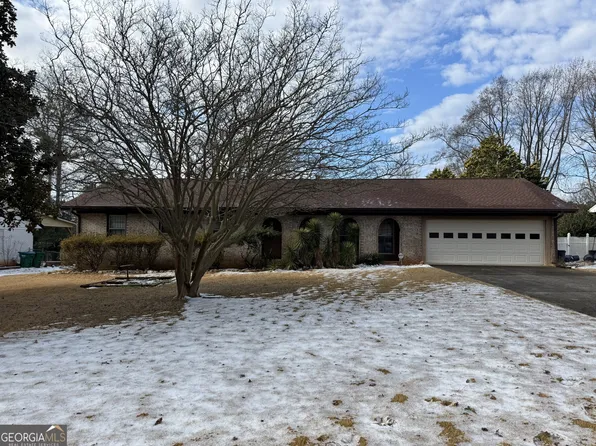 457 Castleaire Dr, Stone Mountain, GA 30087