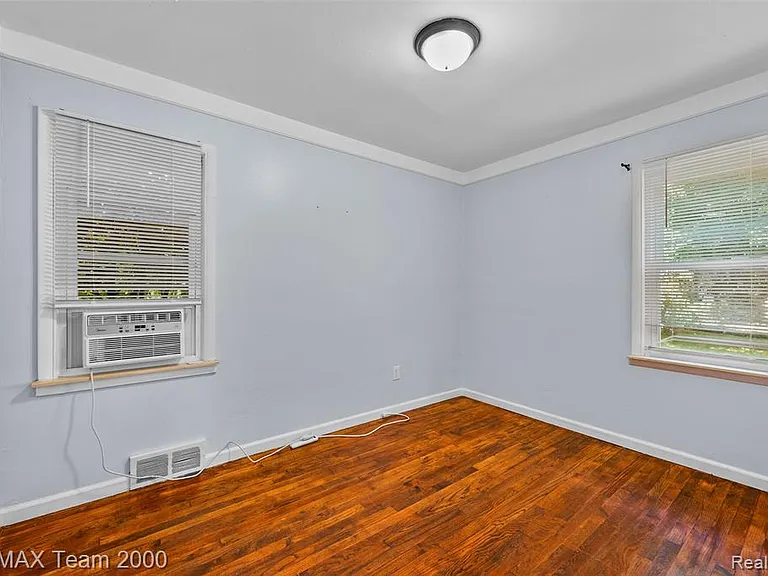34080 Harroun St — Photo 14