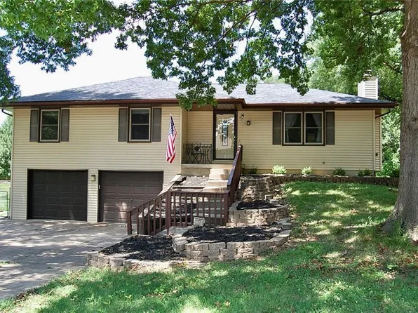 407 Hithergreen Dr, Lansing, KS 66043