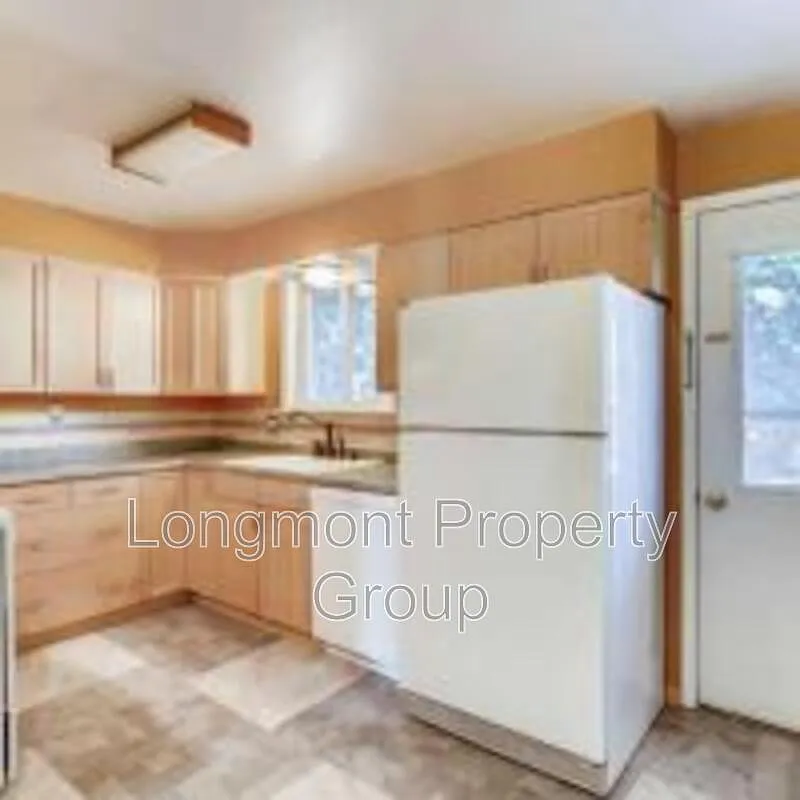 4 bed, 2.0 bath, 2025 sqft, $2,540 — Photo 3