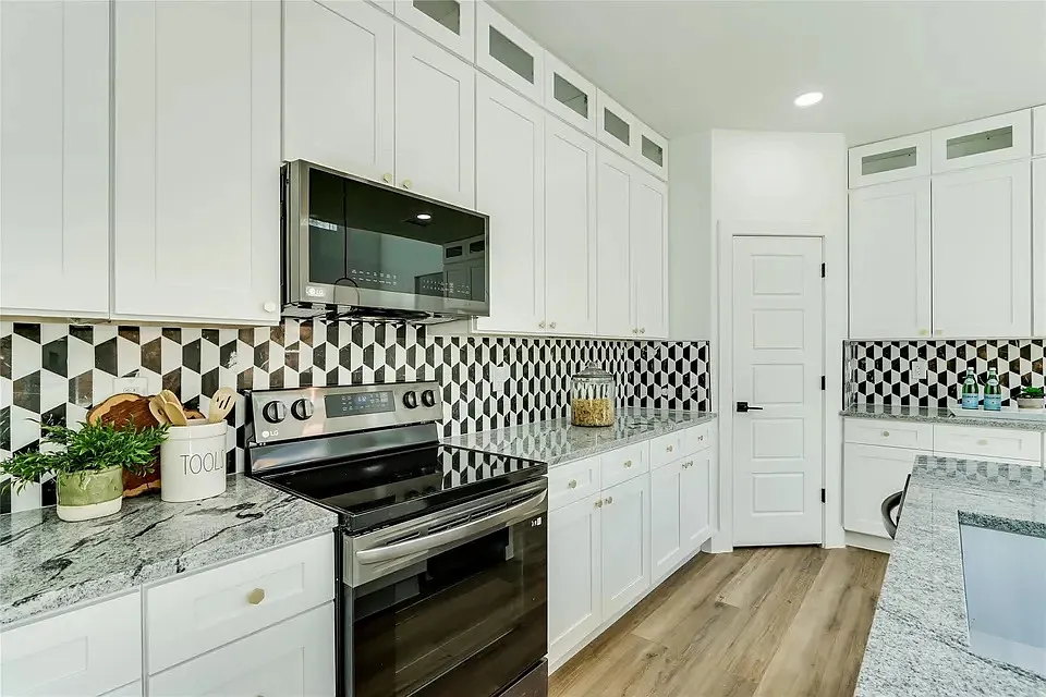 4 bed, 2462 sqft, $3,575 — Photo 4