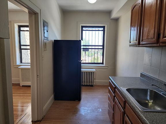 4th image of 407 Woodstock Ave #3B