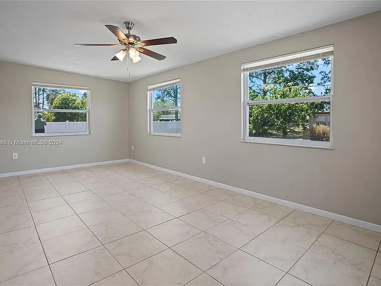 170 NW Curry St — Photo 12