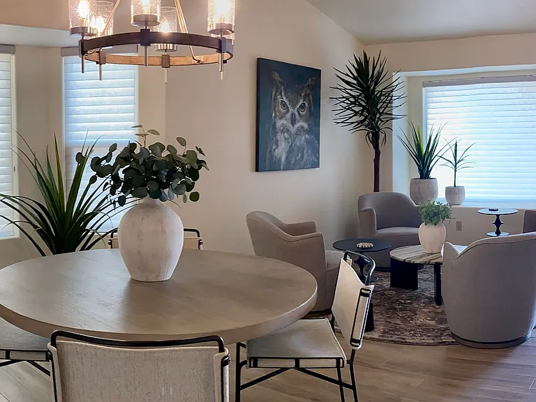 2460 W Catalpa Rd — Photo 9