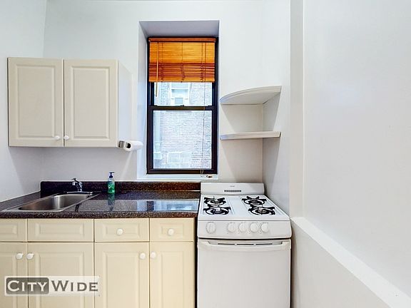 3rd image of 159 E 55th St #1K
