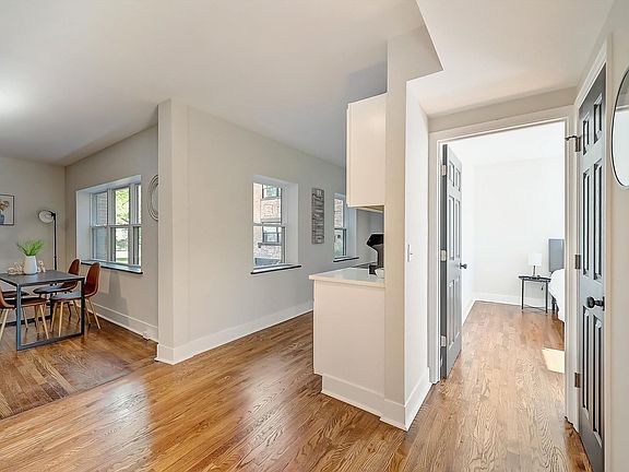 5th image of 2624 Victory Pkwy #106