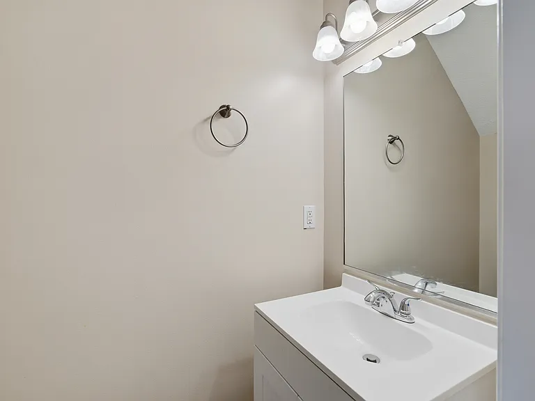 Sterling Pointe Apartments — Photo 28