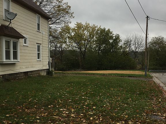 3rd image of 121 Roswell St