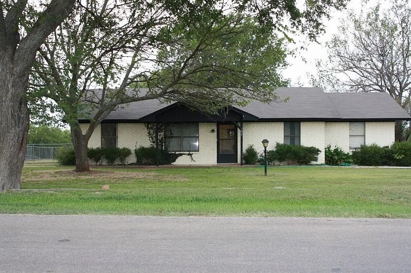 1st image of 705 N Lake Dr