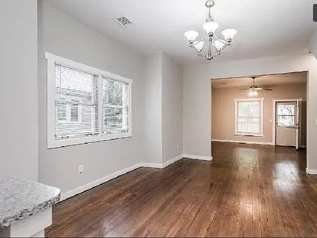 305 S Green St — Photo 5