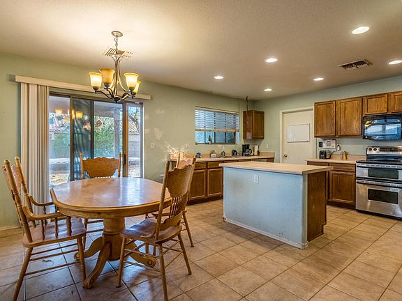 3rd image of 643 W Prickly Pear Dr