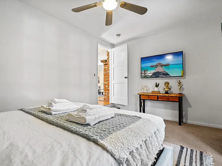23057 Sylvan St — Photo 16