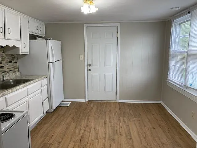 Eat-in Kitchen