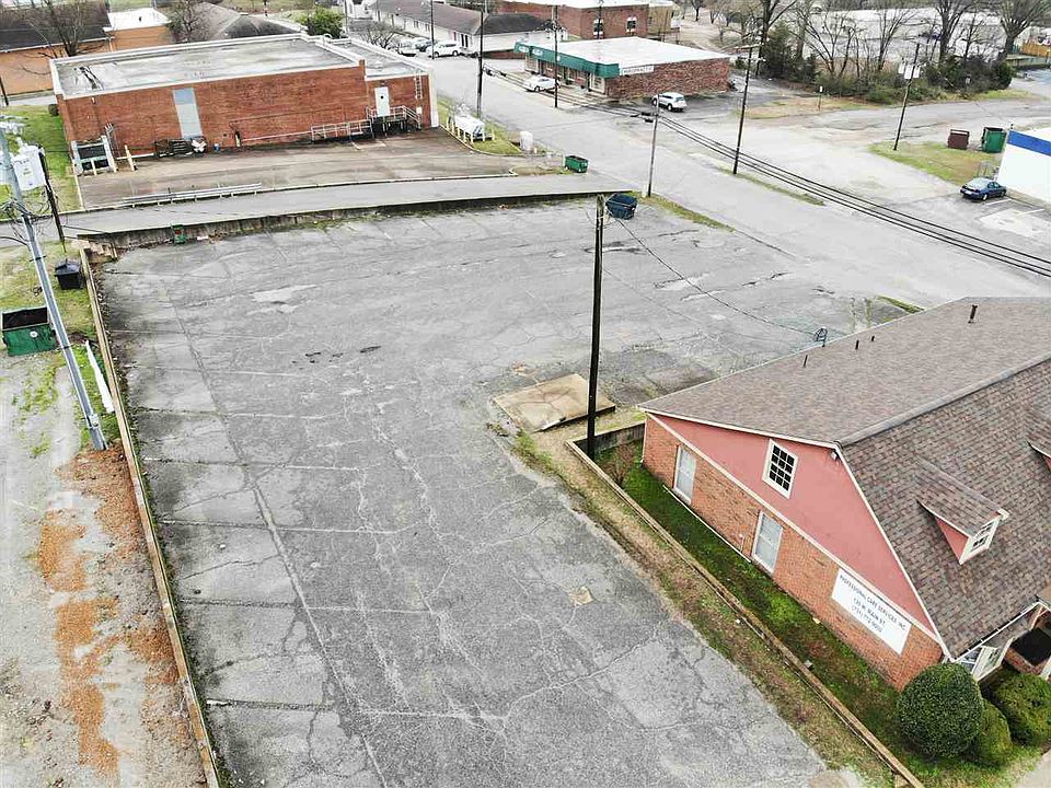 2nd image of 122 E Main St