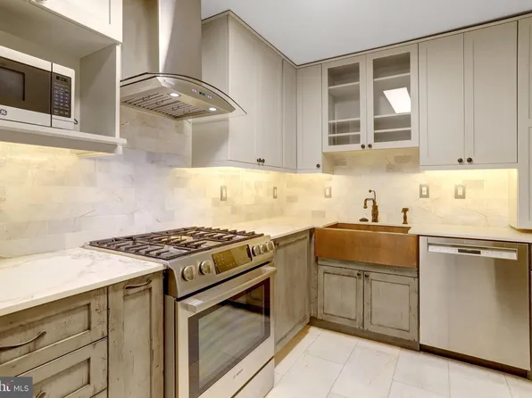 1300 Army Navy Dr APT 827, Arlington, VA 22202