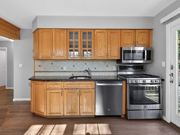 5th image of 7 Phyllis Dr