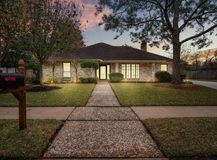 2719 S Pine Hill Dr, Pearland, TX 77581