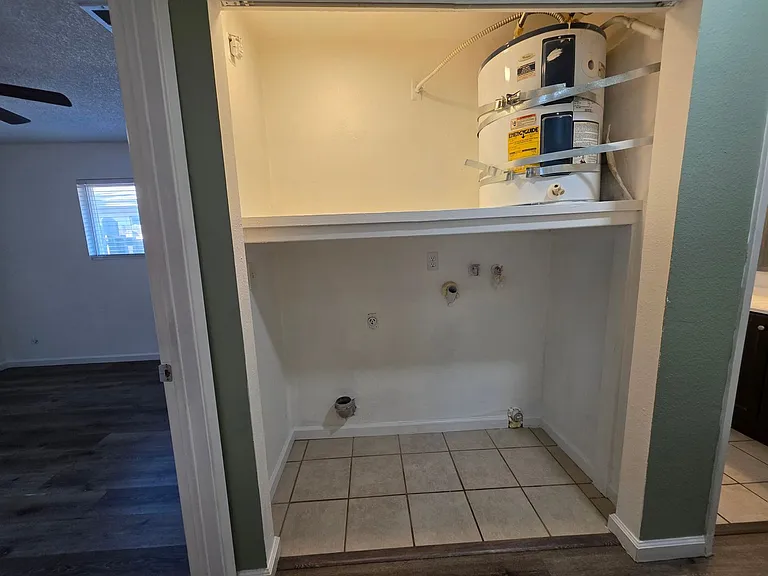 Gareth Ln - Triplex — Photo 15