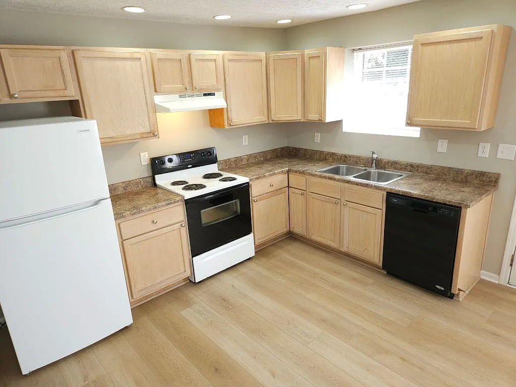 4 bed, 1325 sqft, $1,600 — Photo 3
