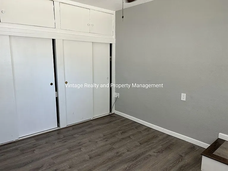 476 E Downs St — Photo 9