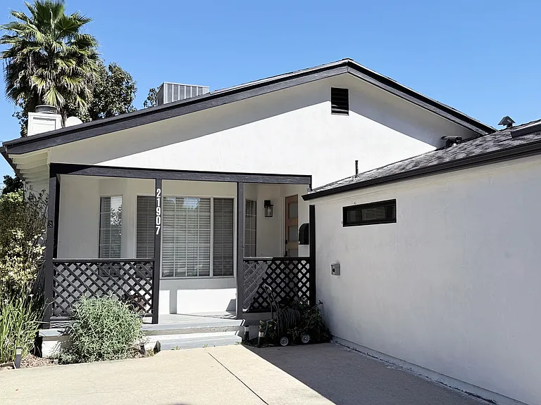 21907 & 21905 Providencia St — Photo 6