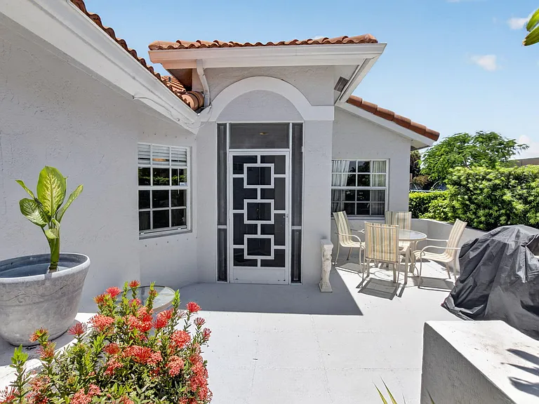 8108 Summer Shores Dr — Photo 2
