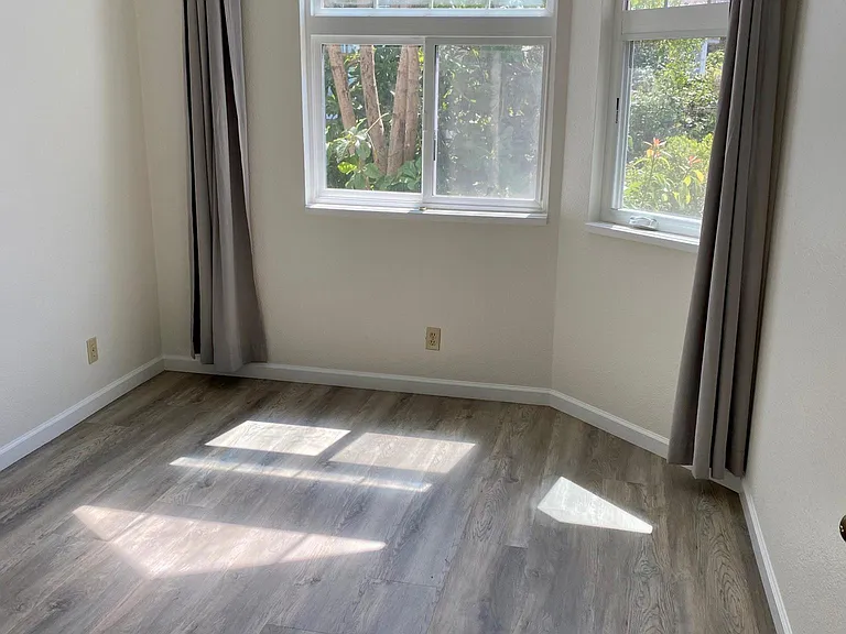 Second bedroom perfect for kids or as home office