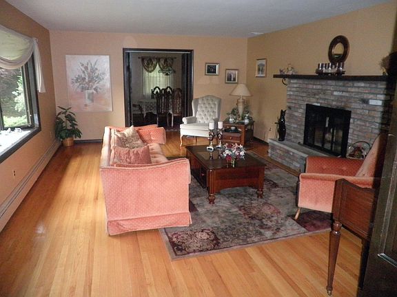 LR w/HW flr & stone FP