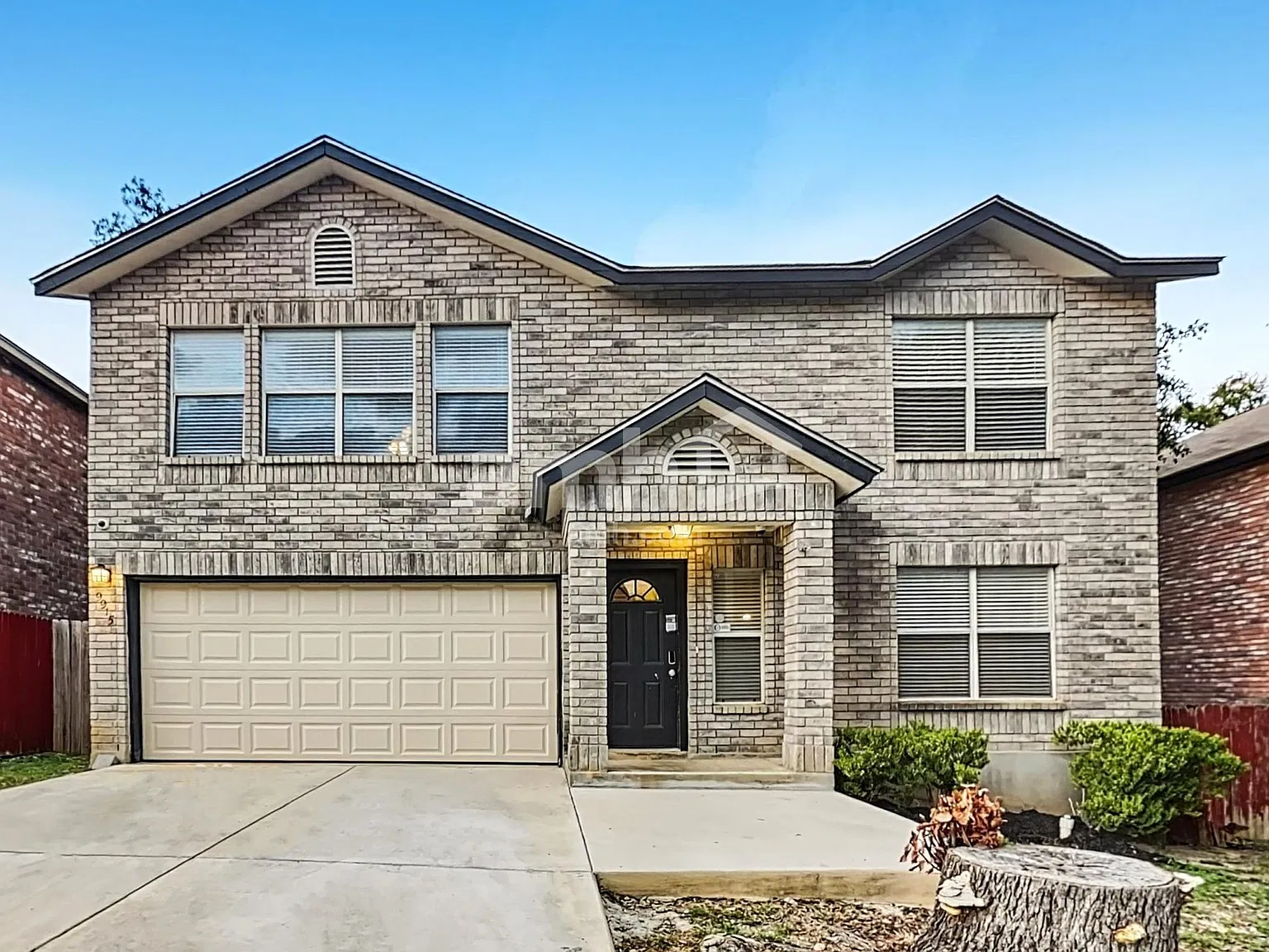 3 bed, 2.5 bath, 2465 sqft, $2,200 — Photo 1