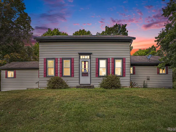 1340 County Farm Rd, Howell, MI 48843