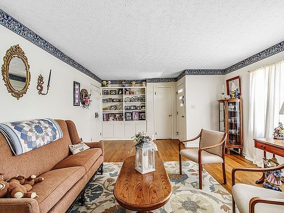 4th image of 902 Greenview Dr