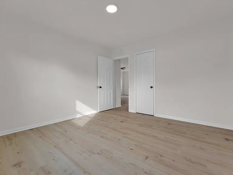 1005 E 15th St — Photo 10