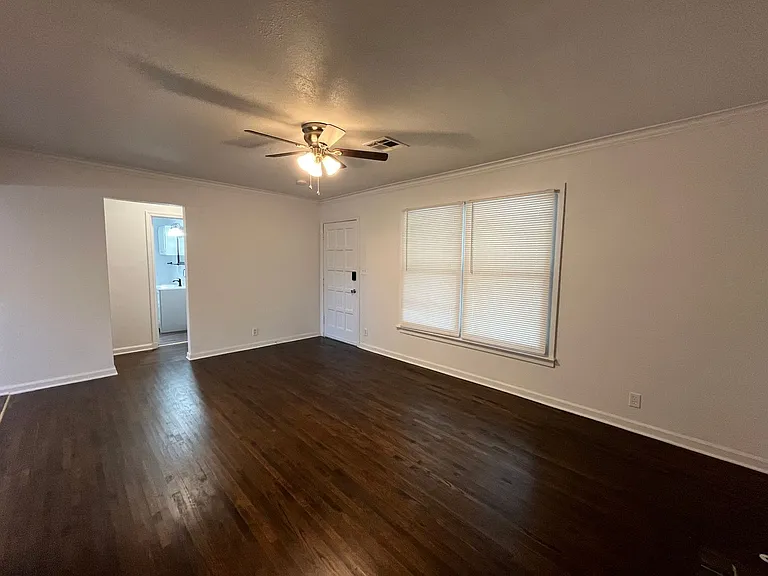 819 N Gary Pl — Photo 4