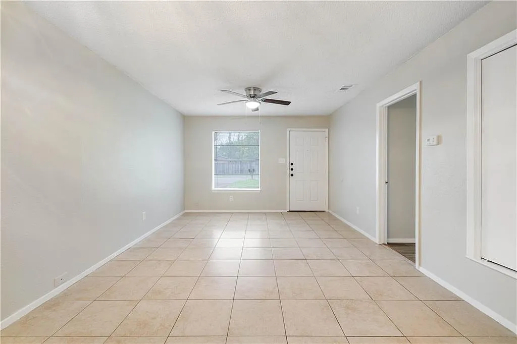2 bed, 1.0 bath, 1798 sqft, $1,250 — Photo 4