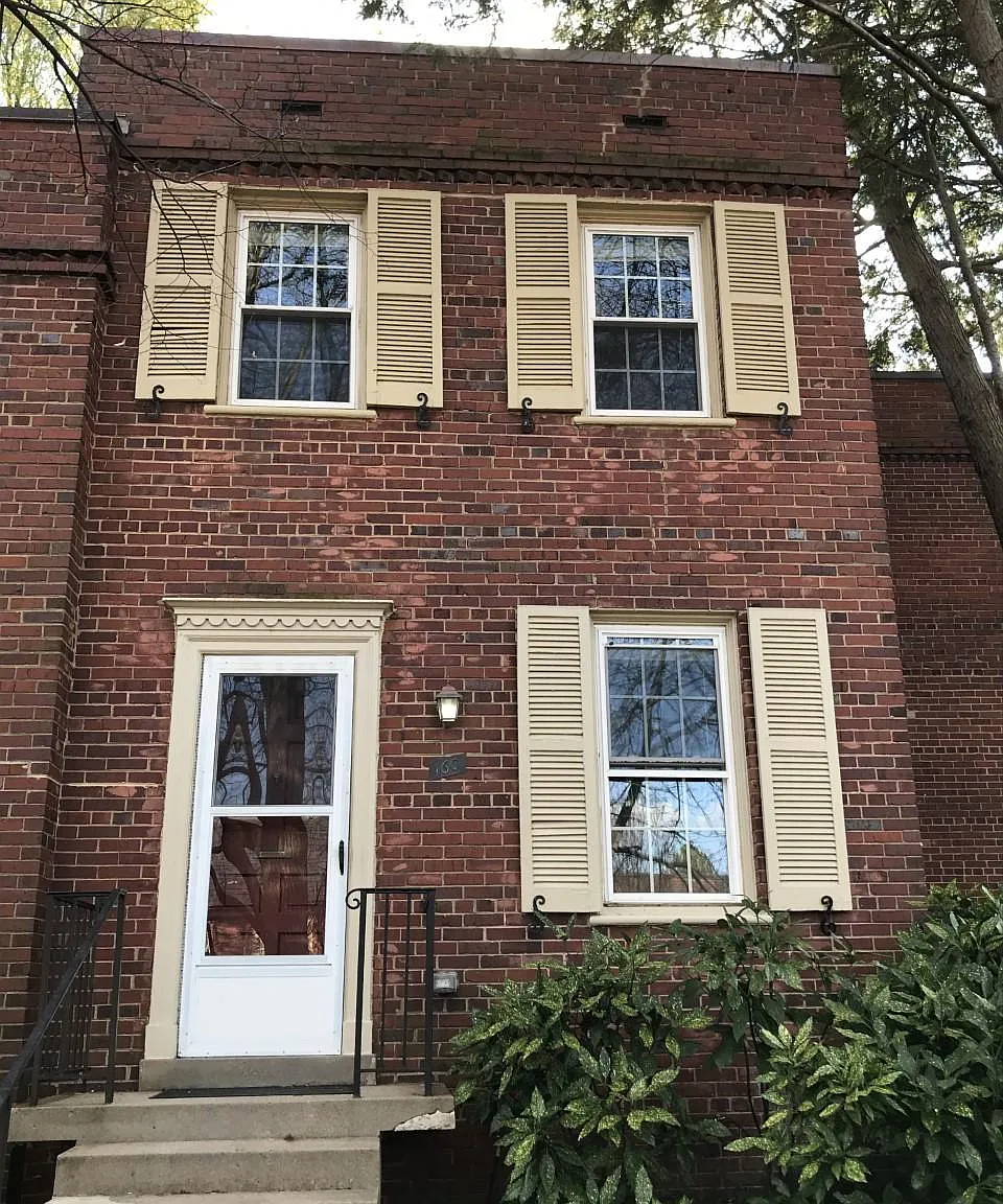 1201 S Barton St — Photo 1