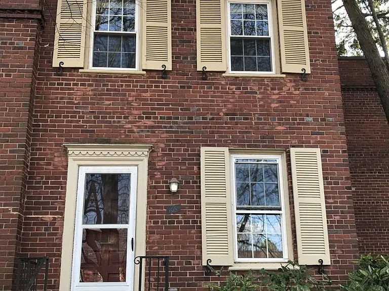 1201 S Barton St — Photo 1
