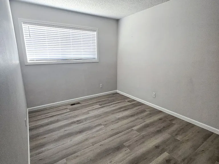 11613 Pacific Ct NE — Photo 13